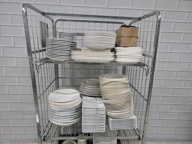 Diverse porseleinen dinerborden, dessertborden, etc. - afbeelding 1 van  8