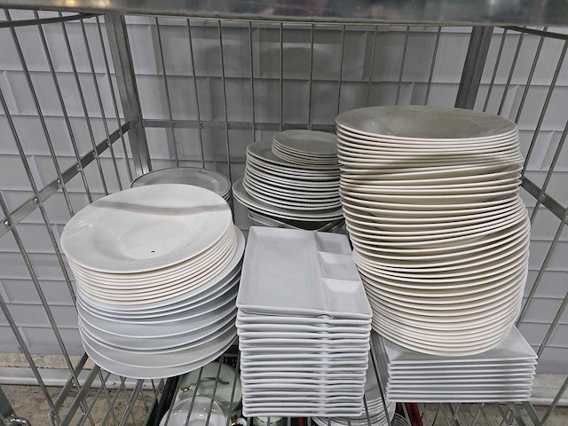 Diverse porseleinen dinerborden, dessertborden, etc. - afbeelding 4 van  8