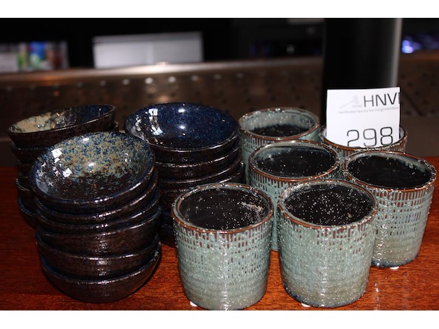 Diverse potjes en bakjes in twee uitvoeringen. 23 stuks. - afbeelding 1 van  2