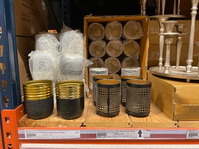 Diverse potten, vazen en lantaarns - afbeelding 2 van  14