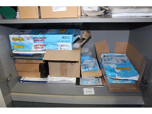 Diverse printpapier en kantoormaterialen. - afbeelding 1 van  2