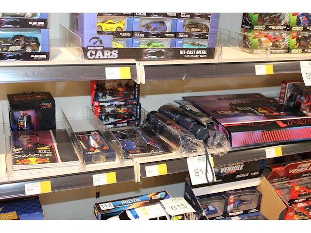 Diverse producten red bull en max verstappen, w.o. schriften, paraplus, miniaturen en klappers. - afbeelding 1 van  3