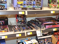 Diverse producten red bull en max verstappen, w.o. schriften, paraplus, miniaturen en klappers. - afbeelding 1 van  3
