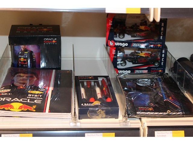 Diverse producten red bull en max verstappen, w.o. schriften, paraplus, miniaturen en klappers. - afbeelding 2 van  3