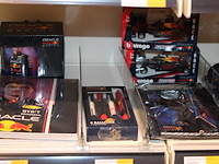 Diverse producten red bull en max verstappen, w.o. schriften, paraplus, miniaturen en klappers. - afbeelding 2 van  3