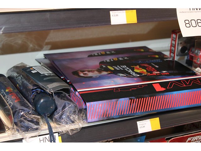 Diverse producten red bull en max verstappen, w.o. schriften, paraplus, miniaturen en klappers. - afbeelding 3 van  3