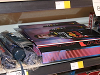 Diverse producten red bull en max verstappen, w.o. schriften, paraplus, miniaturen en klappers. - afbeelding 3 van  3