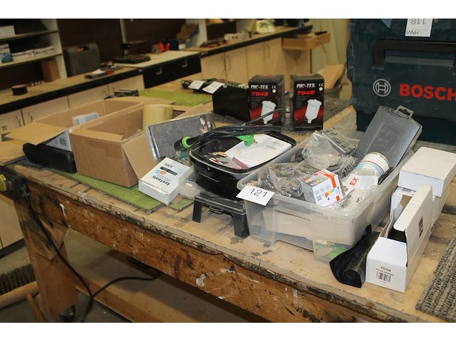 Diverse producten waaronder o.a. tweecomponentenlijm, lamello's, sleutels, voedingskabel, boren, scharniere... - afbeelding 1 van  5