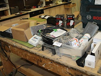 Diverse producten waaronder o.a. tweecomponentenlijm, lamello's, sleutels, voedingskabel, boren, scharniere... - afbeelding 1 van  5