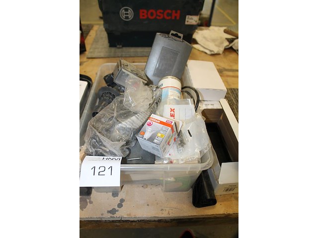 Diverse producten waaronder o.a. tweecomponentenlijm, lamello's, sleutels, voedingskabel, boren, scharniere... - afbeelding 2 van  5