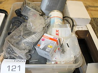 Diverse producten waaronder o.a. tweecomponentenlijm, lamello's, sleutels, voedingskabel, boren, scharniere... - afbeelding 2 van  5