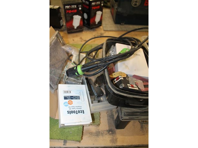 Diverse producten waaronder o.a. tweecomponentenlijm, lamello's, sleutels, voedingskabel, boren, scharniere... - afbeelding 3 van  5