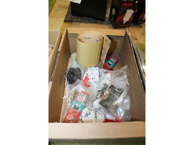 Diverse producten waaronder o.a. tweecomponentenlijm, lamello's, sleutels, voedingskabel, boren, scharniere... - afbeelding 4 van  5