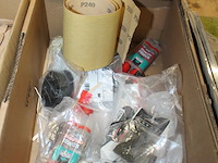 Diverse producten waaronder o.a. tweecomponentenlijm, lamello's, sleutels, voedingskabel, boren, scharniere... - afbeelding 4 van  5