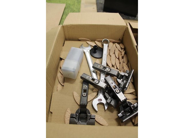 Diverse producten waaronder o.a. tweecomponentenlijm, lamello's, sleutels, voedingskabel, boren, scharniere... - afbeelding 5 van  5