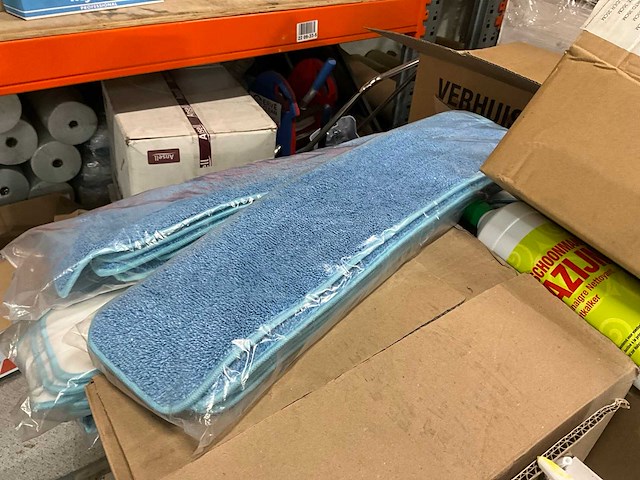 Diverse professionele schoonmaakmiddelen - afbeelding 2 van  7