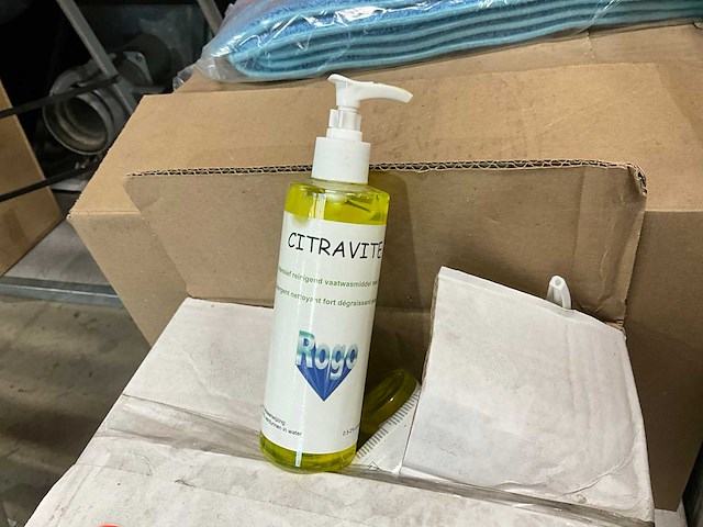 Diverse professionele schoonmaakmiddelen - afbeelding 3 van  7