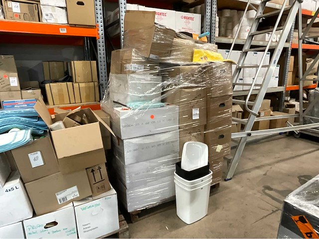 Diverse professionele schoonmaakmiddelen - afbeelding 1 van  9