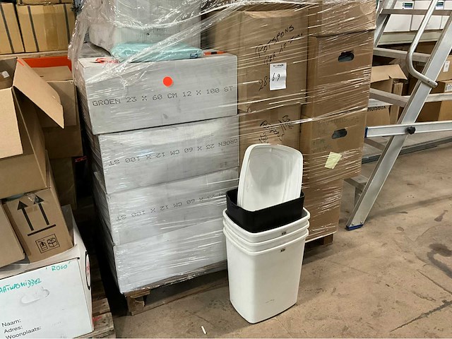 Diverse professionele schoonmaakmiddelen - afbeelding 2 van  9