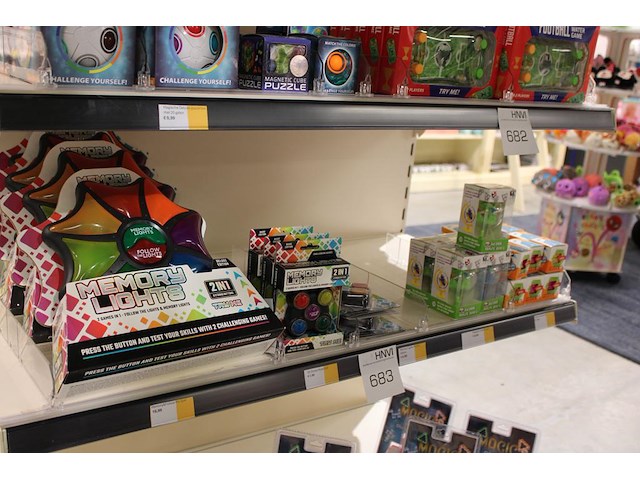 Diverse puzzels en memorylight spellen op schap, ruim 30 stuks. - afbeelding 1 van  4