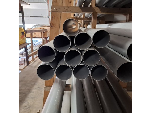 Diverse pvc buizen in stelling - afbeelding 2 van  16