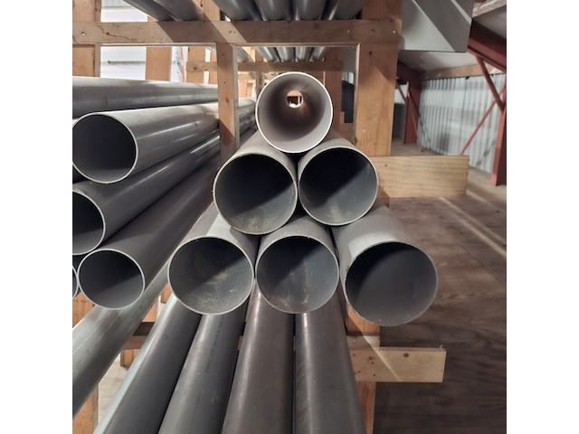 Diverse pvc buizen in stelling - afbeelding 3 van  16