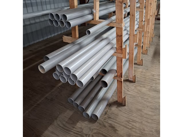 Diverse pvc buizen in stelling - afbeelding 8 van  16