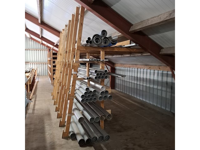 Diverse pvc buizen in stelling - afbeelding 1 van  16