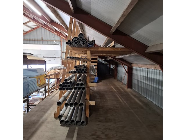 Diverse pvc buizen in stelling - afbeelding 9 van  16