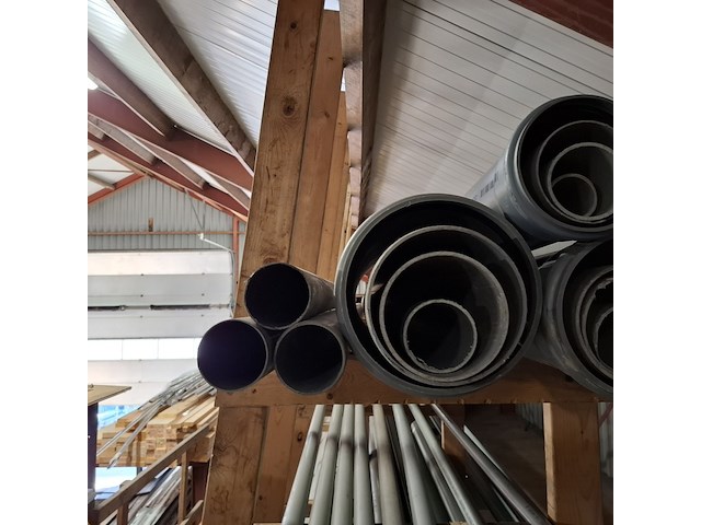 Diverse pvc buizen in stelling - afbeelding 11 van  16