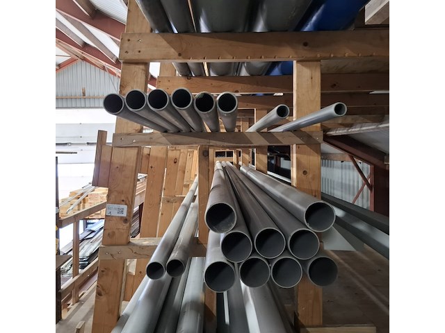 Diverse pvc buizen in stelling - afbeelding 13 van  16