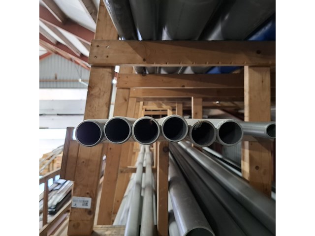 Diverse pvc buizen in stelling - afbeelding 14 van  16
