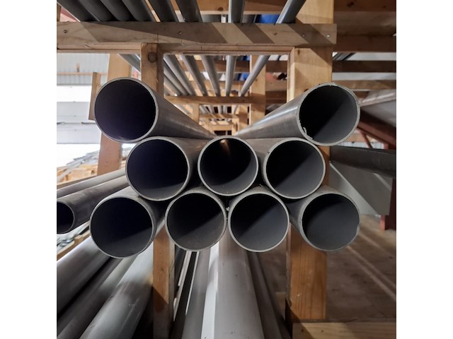 Diverse pvc buizen in stelling - afbeelding 15 van  16