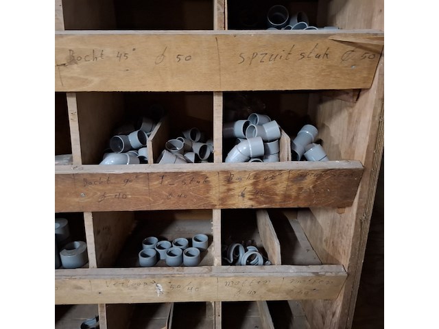 Diverse pvc hulpstukken in kast - afbeelding 2 van  12