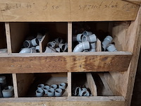 Diverse pvc hulpstukken in kast - afbeelding 2 van  12