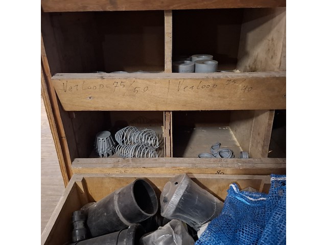 Diverse pvc hulpstukken in kast - afbeelding 3 van  12