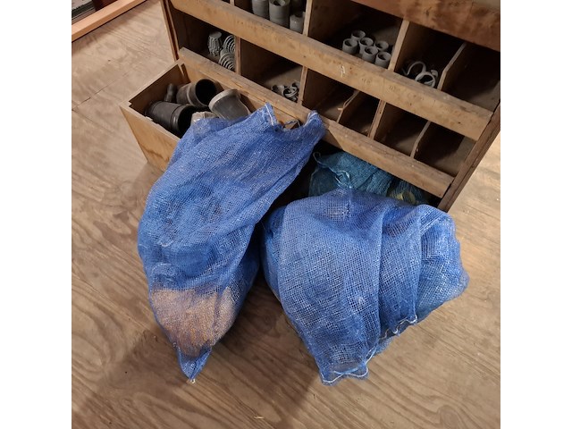 Diverse pvc hulpstukken in kast - afbeelding 4 van  12