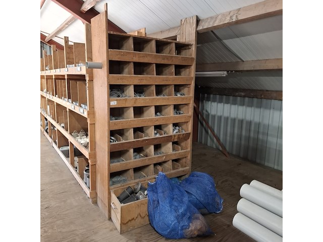 Diverse pvc hulpstukken in kast - afbeelding 1 van  12