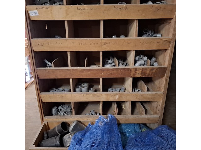 Diverse pvc hulpstukken in kast - afbeelding 6 van  12