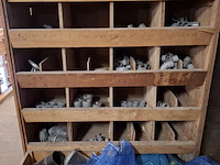 Diverse pvc hulpstukken in kast - afbeelding 6 van  12