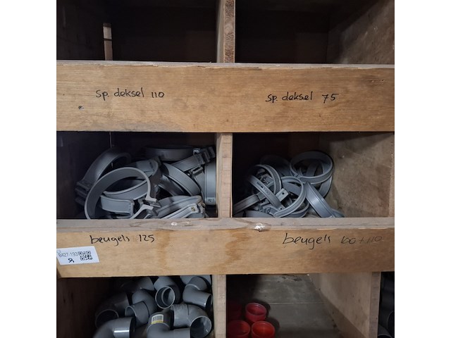 Diverse pvc hulpstukken in kast - afbeelding 8 van  12