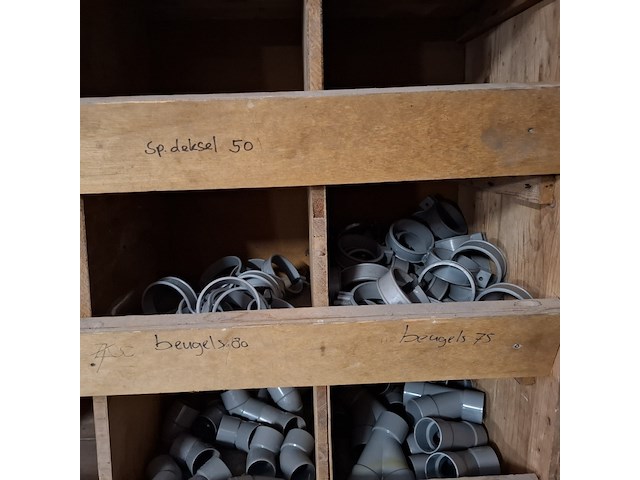 Diverse pvc hulpstukken in kast - afbeelding 9 van  12