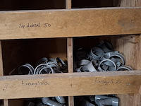 Diverse pvc hulpstukken in kast - afbeelding 9 van  12