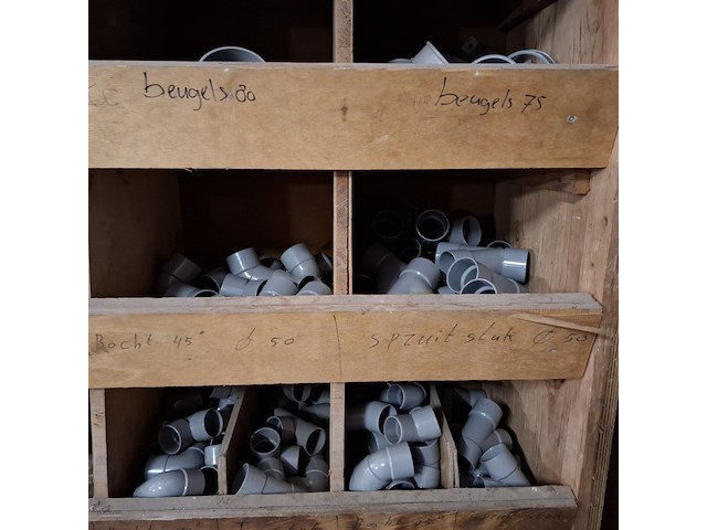 Diverse pvc hulpstukken in kast - afbeelding 10 van  12