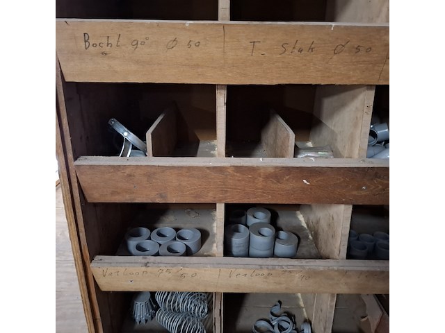Diverse pvc hulpstukken in kast - afbeelding 12 van  12