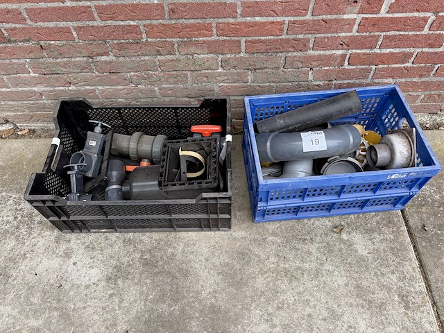 Diverse pvc koppelstukken voor vijver - afbeelding 1 van  3
