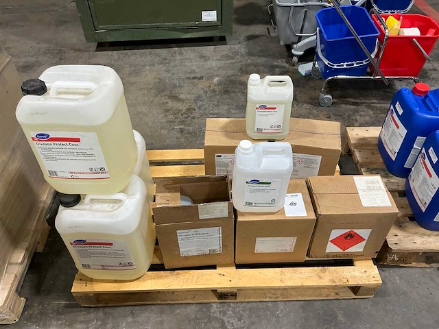 Diverse reinigingsmiddel - afbeelding 1 van  4