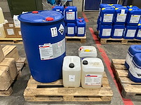 Diverse reinigingsmiddelen - afbeelding 1 van  3