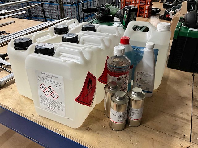 Diverse reinigingsmiddelen - afbeelding 1 van  4