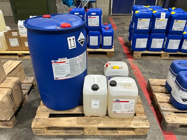 Diverse reinigingsmiddelen - afbeelding 1 van  3